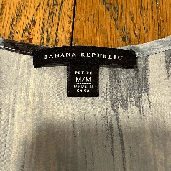 Banana Republic – 100% Silk Ruffled Sleeveless Top size M petite - Picture 2 of 8